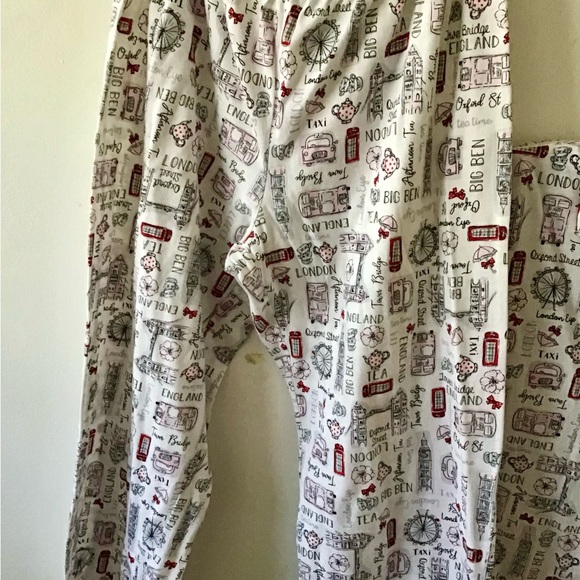 Laura Ashley Ladies pajamas, size M. Pattern shows London tourist attractions. - Picture 4 of 6